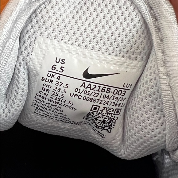 Women’s Nike Air Max Axis in Pure Platinum/Red Crush - Picture 16 of 16